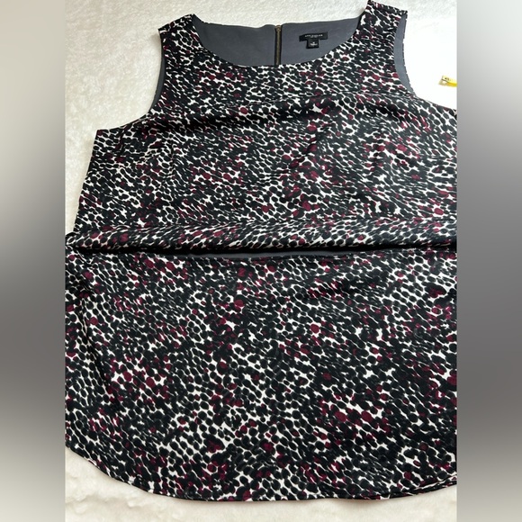 Ann Taylor Black, White, and Plum Patterned Layered Zip Tank Top - Picture 4 of 10